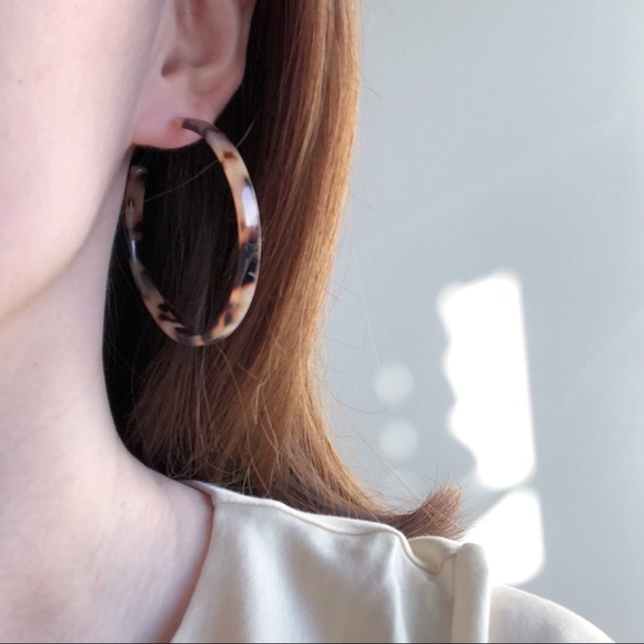 Resin Tatum Tortoise Hoop Earrings (Beige) - Picture 8 of 8